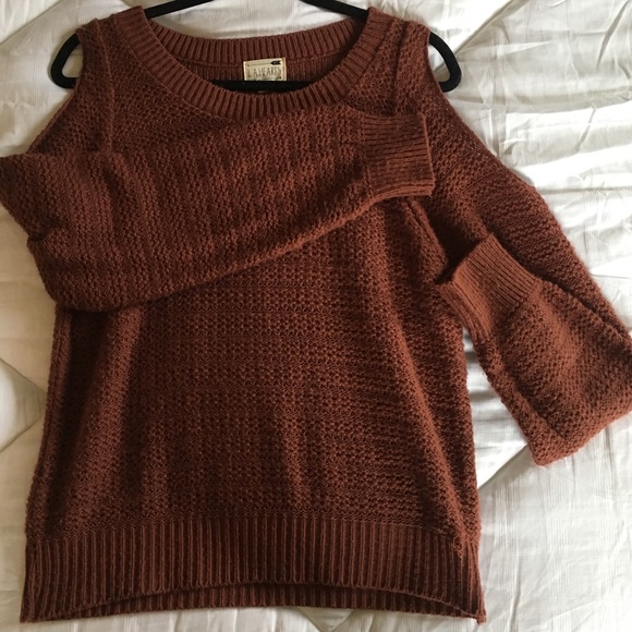 Cold shoulder sweater - Picture 2 of 3